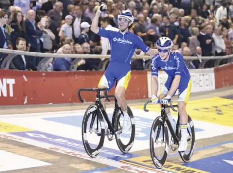  ?? FOTO BELGA ?? Robbe Ghys (rechts) is samen met Kenny De Ketele de laatste winnaar van de Zesdaagse van Gent.