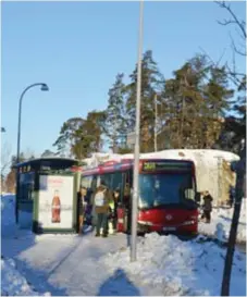  ?? FOTO: JONNY ANDERSON ?? VÄNTAN. Trots att värsta rusningsti­den är över väntar många på 504:an.