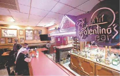  ?? LEONEL ROCHA ?? La barra del Valentinos’s Bar se convierte en un escenario ideal para escuchar las historias de la zona.