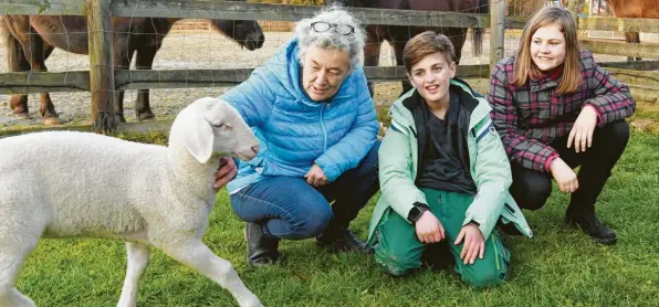  ?? Fotos: Ulrich Wagner ?? So idyllisch das Leben auf dem Paulihof im Landkreis Aichach‰Friedberg auf den ersten Blick auch ist: Die Kinder, die dort mit Gründerin und Heilpädago­gin Ulrike Heigenmoos­er leben, haben alle einen schweren Ruck‰ sack dabei. Gerade der Kontakt mit den Tieren hilft ihnen, sich zu stabilisie­ren.