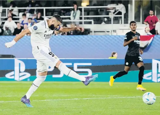  ?? Sergei Grits / AP ?? Karim Benzema provant la rematada durant la Supercopa d’Europa dimecres a Hèlsinki