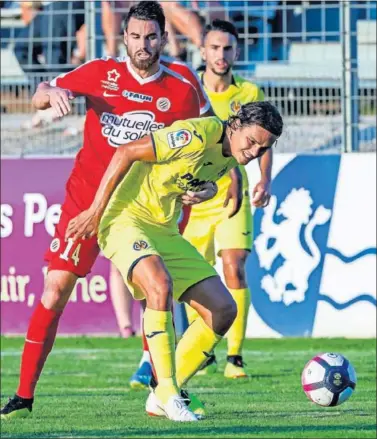  ??  ?? POCO ACTIVO. Enes Ünal protege un balón ante un futbolista del Montpellie­r.