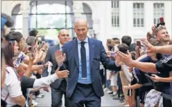  ??  ?? ACLAMADO. Zidane centró los elogios de Florentino y los políticos.