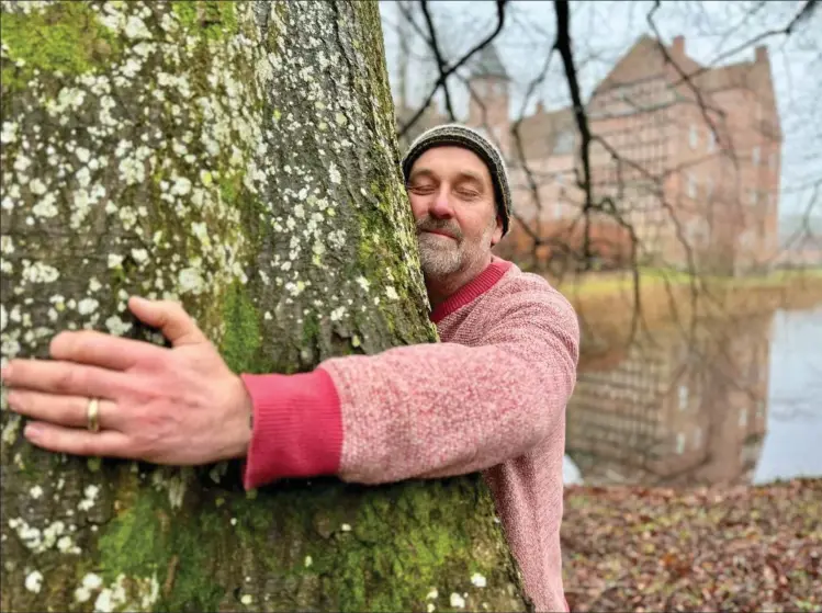  ?? ?? Taet kontakt med naturen er udgangspun­ktet for Krop, ånd, natur for maend i Norddjurs, og Henrik Bennetzen er ikke bange for at fortaelle, at indimellem får traeerne nogle gedigne krammere. Fotos: Simon Carlson