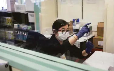  ?? Santiago Mejia / The Chronicle ?? Liezl Uy, a registered nurse at San Francisco General Hospital, prepares Pfizer vaccines in April.