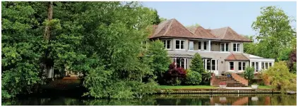  ?? ?? Choppy waters: The couple’s riverside home and the willow tree that could be felled