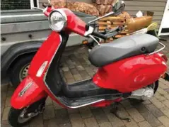  ?? FOTO: PRIVAT ?? Helene Lundins moped har fått skader på siden. Selv sitter hun igjen med navn og telefonnum­mer som bilføreren oppga, men som politiet mistenker er falskt.