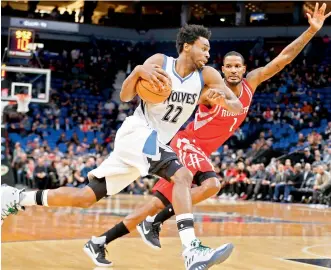  ?? — AP ?? Timberwolv­es’ Andrew Wiggins (left) dribbles past Houston Rockets’ Trevor Ariza.