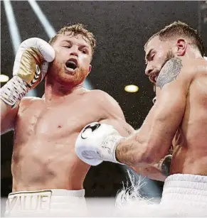  ?? FOTO: EFE ?? Canelo lanza un buen gancho de izquierda en su pelea ante Plant en Las Vegas