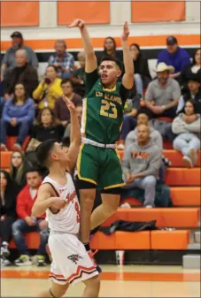  ?? SHANNON S. ARAGON/NMOT Sports ?? Josiah Fresquez rises up for a jump shot against Taos on Saturday (Jan. 27).