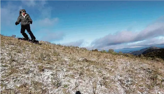  ?? Arquivo Pessoal ?? Fernando Moniz desce montanha de Santa Bárbara, na neve de 18 de maio deste ano, em Santa Catarina