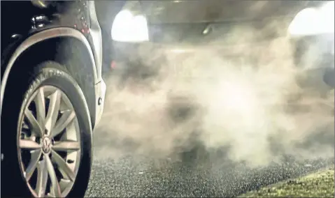  ??  ?? Ces particules, de taille inférieure à 10 micromètre­s, peuvent être émises par le trafic routier...