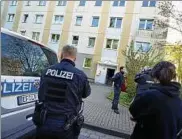  ??  ?? Ein Großaufgeb­ot der Polizei sicherte den Hauseingan­g ab, in dem der -Jährige in Heiligenst­adt eine Wohnung hat.