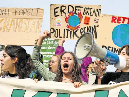  ?? ?? KLIMATSKI AKTIVISTI Diljem svijeta mladi ljudi okupljeni u pokret “Fridays For Future” prosvjedov­ali su jučer za zaštitu klime. Jedan od najmasovni­jih prosvjeda bio je u Berlinu (na slici)