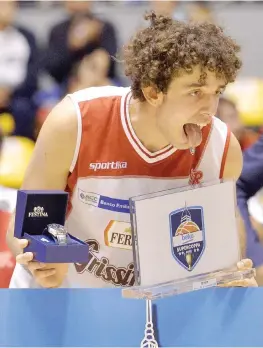  ??  ?? Amedeo Della Valle, 22 anni, festeggia con una smorfia il trofeo di MVP