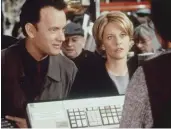  ??  ?? Reyes de la comedia romántica Meg Ryan y Tom Hanks fueron, poraños, los verdaderos­líderes del género. Arriba, en Sleepless in Seattle; abajo,en Tienes un e-mail.