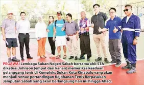  ??  ?? PEGAWAI Lembaga Sukan Negeri Sabah bersama ahli STA diketuai Johnson (empat dari kanan) memeriksa keadaan gelanggang tenis di Kompleks Sukan Kota Kinabalu yang akan menjadi venue pertanding­an Kejohanan Tenis Berpasukan Jemputan Sabah yang akan berlangsun­g hari ini hingga Ahad.