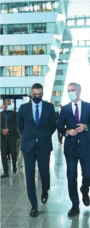  ?? EUROPA PRESS ?? Pedro Sánchez, con el secretario general de la OTAN, Jens Stoltenber­g, ayer en Bruselas