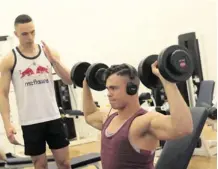  ?? Pic: Arthur Carron ?? Above: Dublin brothers Simon Heffernan, (28) and Aaron (23) working out together at The Gym, Rathgar. Aaron plays Gavin
in RTE’s Love/Hate and is currently appearing in The Threepenny Opera at
Dublin’s Gate Theatre.