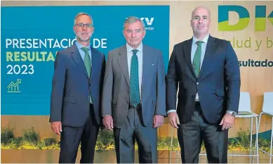  ?? JASON LASCANO/DKV ?? Javier Cubría, director financiero; Javier Vega de Seoane, presidente, y Fernando Campos, consejero delegado de DKV.