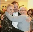  ?? Foto: Tippl ?? Überglückl­ich liegen sich nach der Bekanntgab­e des Wahlergebn­isses Tochter Sandra Ultsch mit Stefan Ultsch und Ehefrau Sabine Ultsch (von links) in den Armen.