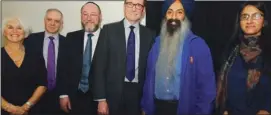  ??  ?? Pikuach chair Joan Jacobs, Jonathan Arkush, Chief Rabbi Ephraim Mirvis, Sean Harford and newly-qualified Sikh school inspectors