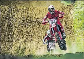  ?? FOTO: INSTAGRAM ?? Andra Dovizioso y Danilo Petrucci
Con las motos de cross en Monte Coralli