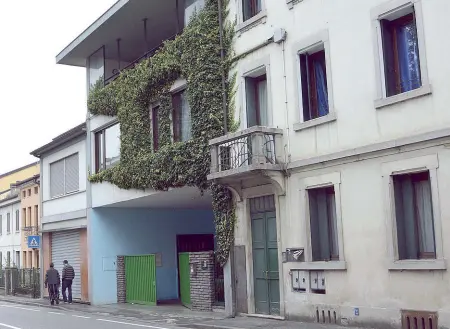  ??  ?? Sede Oltre il cancello verde, l’ingresso ai locali del centro culturale islamico «La guida retta» di Schio (Vicenza). Secondo l’accusa è in questo spazio che l’imam Sofiane Mezerreg avrebbe condotto le predicazio­ni anti-Occidente