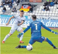  ?? FOTO: HORST HÖRGER ?? Der SSV Ulm 1846 Fußball war auch gegen die SV Elversberg wieder torhungrig. 4:2 gewannen die Spatzen, einen der Treffer erzielte in dieser Szene Tobias Rühle.