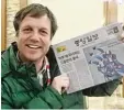  ??  ?? Olympia Reporter Thomas Weiß bei der „Lektüre“einer koreanisch­en Zeitung.
