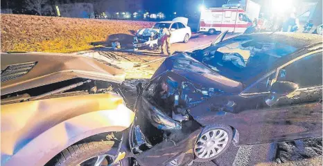  ?? FOTO: EICH ?? Eine 32-Jährige prallte mit ihrem Ford (rechts) frontal gegen einen Mercedes.