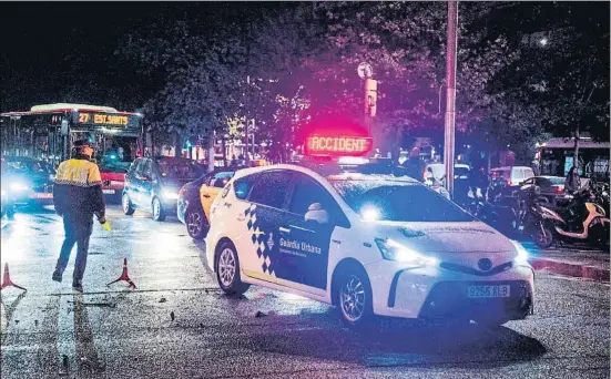  ?? XAVIER CERVERA/ARCHIVO ?? Incidencia­s nocturnas. El pasado noviembre un accidente de tráfico movilizó a una patrulla de la Guardia Urbana en la avenida Sarrià