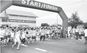  ??  ?? BERSEDIA: Ling (tiga kanan) melakukan gimik pelepasan ‘PIBAKIS Charity Run 2018’ di Miri semalam.