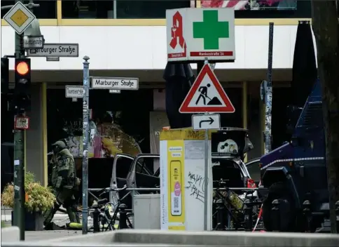  ?? ?? Efter de voldsomme påkørsler onsdag i det centrale Berlin endte bilen i et naertligge­nde parfumeris udstilling­svindue. Foto: Annegret Hilse/Reuters