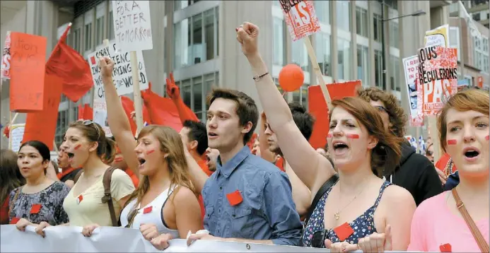  ?? PHOTO D’ARCHIVES ?? √ Le futur député de Parti québécois, Léo Bureau-Bloin, alors président de la FECQ, en tête d’une manifestat­ion au centre-ville de Montréal.