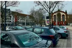  ?? FOTO: THOMAS SCHÄFER ?? Der Landwehrpl­atz ist ein beliebter Parkplatz mitten in der Saarbrücke­r City. Für einige Parker wurde es jetzt allerdings teuer.