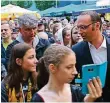  ?? FOTO: SAMLA ?? Matthias Roos (re.) freute sich über die vielen Fans. Hier ist er auf dem Weg zur Mannschaft­svorstellu­ng.