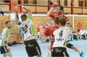  ?? Foto: Peter Kleist ?? Keine Chance hatten die Kissinger Handballer (schwarz-weiß) gegen den späteren Turniersie­ger TG Landshut. Die Niederbaye­rn bezwangen den KSC mit 20:9.