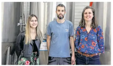  ?? ?? Natasha, Sylvain et Marie, devant les fermenteur­s. Il y en a sept.