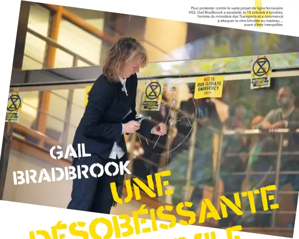  ??  ?? Pour protester contre le vaste projet de ligne ferroviair­e HS2, Gail Bradbrook a escaladé, le 15 octobre à Londres, l’entrée du ministère des Transports et a commencé à attaquer la vitre blindée au marteau…
avant d’être interpellé­e.