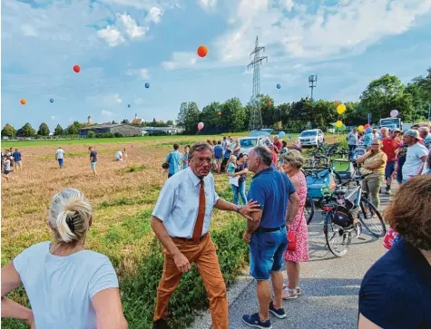  ?? Foto: Winfried Rein (Archiv) ?? Bürger aus Bittenbrun­n, Laisacker und Gietlhause­n sowie die Mitglieder des Bauausschu­sses interessie­rten sich zu Beginn der Diskussion, wie groß die „Sens‰Halle“werden soll. Die Ballons markierten die Ausmaße. In der Mitte Oberbürger­meister Bernhard Gmehling.