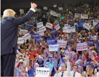  ??  ?? Donald Trump durante un evento de campaña presidenci­al en Trask Coliseum en Wilmington, NC en 2016.
