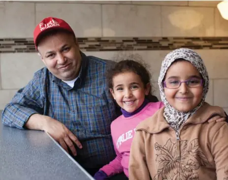  ?? NICK KOZAK PHOTOS FOR THE TORONTO STAR ?? Kabsa Mandi owner Muneer Abdo with two of his three daughters, Maya, centre, and Mona, right. They’re often helping out in the restaurant.