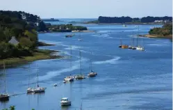  ??  ?? Au niveau de l’Aber Wrac’h, l’océan perce une côte sauvage, laissant la marée s’immiscer dans des écrins de verdure.