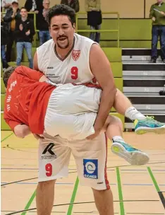  ?? Foto: Jochen Aumann ?? Garny Garcia Nivar schnappte sich nach dem TSV Sieg den jungen Johannes Stein meyer und drehte ihn vor Freude ein paarmal im Kreis.