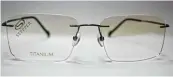  ??  ?? Randlose Brillen sind dezent, gleichzeit­ig wiegen sie weniger als Brillen mit Rahmen. Durch die unsichtbar­e Fassung ist das Sichtfeld sehr natürlich. Der Unauffälli­ge
