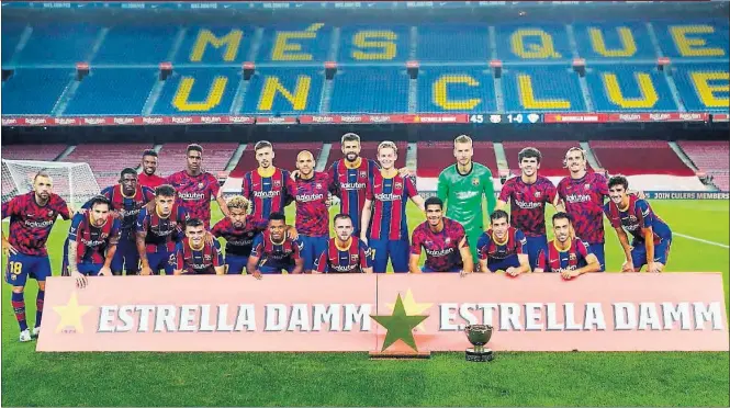  ??  ?? Los jugadores del Barcelona posan con el trofeo tras vencer en el Gamper al Elche.