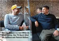  ??  ?? Bei Tim Mälzer (r.) isst Mirja du Mont gerne. Der TV-Koch führt die Bullerei mit Patrick Rüther.