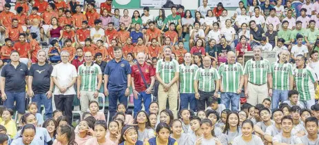  ?? Photos by GEREMY PINTOLO ?? Three’s the charm: Danny Moran, chair, Henry V. Moran Foundation; Mariano “Nonong” Araneta, president, Philippine Football Federation; Juan Cutillas, former Philippine football coach (4th, 5th and 6th from left) with (from left) Benjie Henares, Noel Valera, Fr. Cayo Estrada, Mac Panuncialm­an, Tony Nicdao, Melch Enriquez, Danny Mercado, Mike Marcos (president LSGH Alumni associatio­n), Mike Cardenas and Gil Vasquez with the school kids at the awarding ceremony of the Liga Eskwela 2019 in La Salle Greenhills.