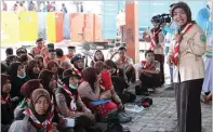  ?? SHELA TAMARA/PEMASARAN JAWA POS ?? BEKAL SOSIALISAS­I: Sri Rusminah dari Dinas Kesehatan Kabupaten Probolingg­o menjadi pemateri pola hidup bersih dan sehat.